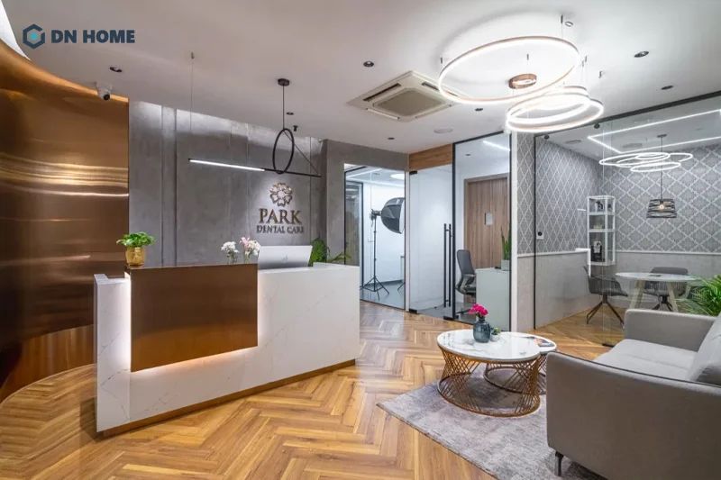 Gam màu trung tính kết hợp cùng đèn chùm giúp nâng cao tính thẩm mỹ cho không gian nội thất nha khoa