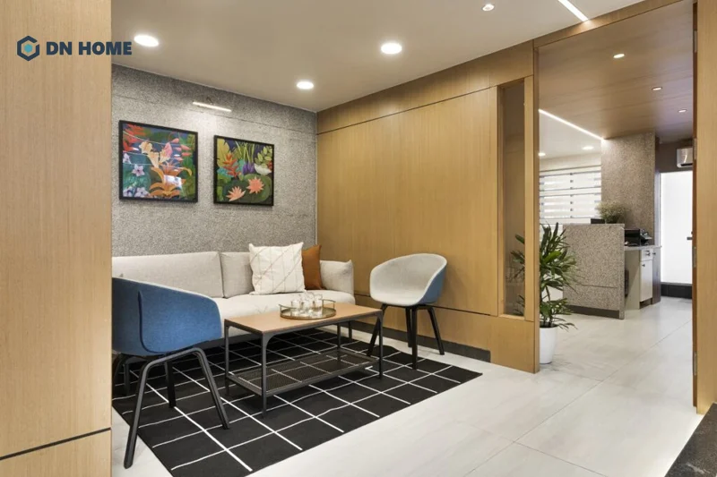 Không gian sảnh chờ được thiết kế thoáng đãng và thoải mái với ánh sáng vàng dịu nhẹ