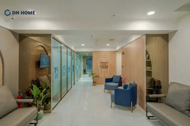 Khu vực sảnh chờ nha khoa thiết kế rộng rãi, tạo cảm giác thoải mái và dễ chịu cho khách hàng