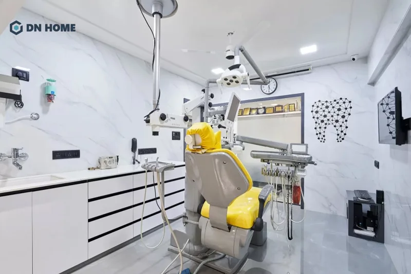 Tạo điểm nhấn không gian nha khoa với tủ trưng bày và tranh dán tường