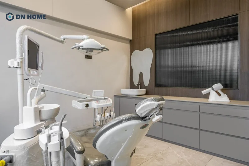 Chất liệu gỗ được sử dụng trong thiết kế nha khoa để tạo cảm giác gần gũi, thân thiện