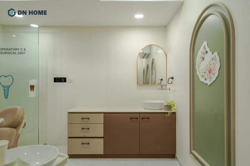 Khu vực vệ sinh - khử trùng cần được bố trí riêng biệt và tuân thủ quy trình khép kín