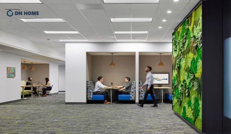 Mảng tường xanh tạo điểm nhấn cho không gian nội thất văn phòng công ty tài chính
