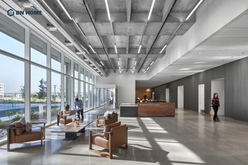 Văn phòng tài chính được thiết kế theo phong cách hiện đại với tone màu nâu - xám trung tính làm chủ đạo