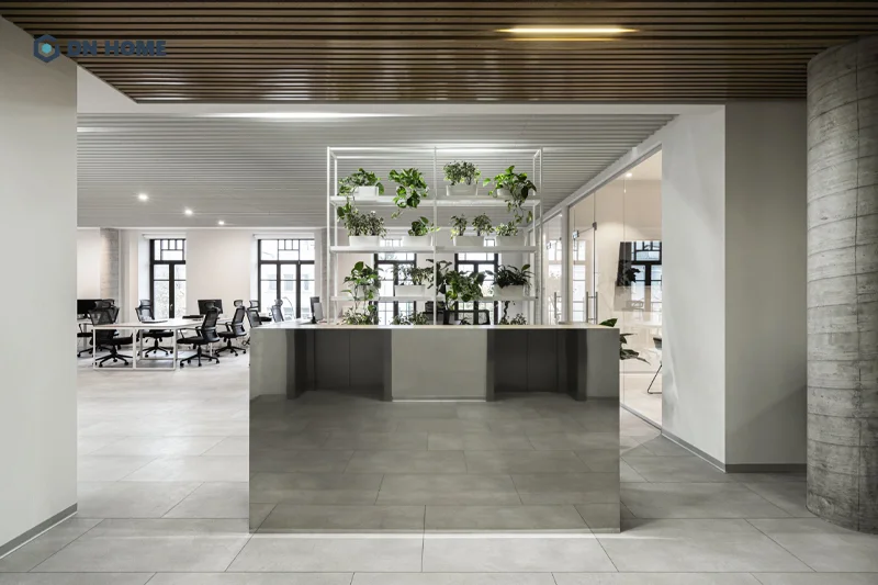 Khu vực lễ tân văn phòng công nghệ Sportbank được thiết kế hiện đại, nâng cao hình ảnh chuyên nghiệp