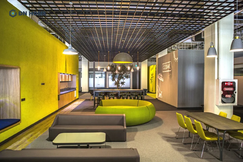 Khu vực đa chức năng tại văn phòng Turkcell Izmir Plaza được thiết kế thoáng đãng, thoải mái