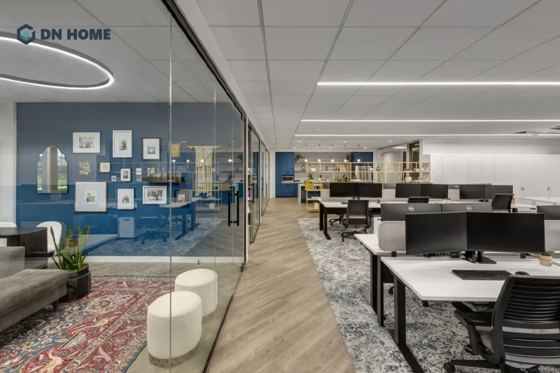 Văn phòng telesale được thiết kế hiện đại và tiện nghi tạo nên môi trường làm việc chuyên nghiệp