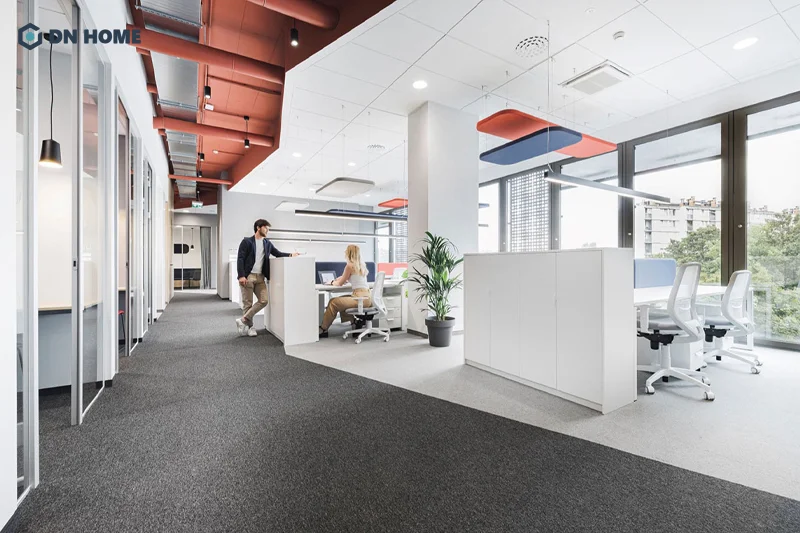 Nên kết hợp ánh sáng tự nhiên khi thiết kế văn phòng để mang đến sự thoải mái cho nhân viên