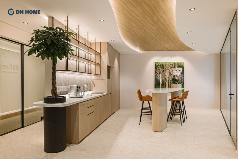 Xu hướng nổi bật của thiết kế pantry là gì? Đó là pantry văn phòng được tạo ra theo phong cách tối giản, sử dụng gỗ sáng mang lại cảm giác ấm áp