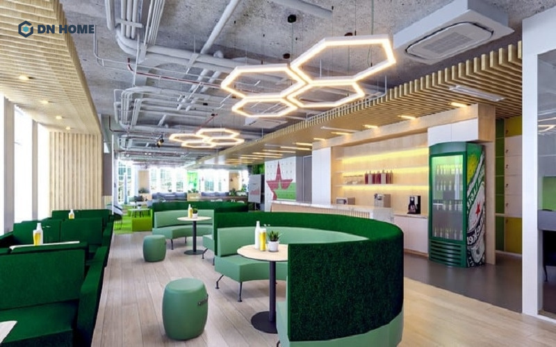 Thiết kế pantry office sử dụng màu sắc đặc trưng của thương hiệu kết hợp đèn trần độc đáo