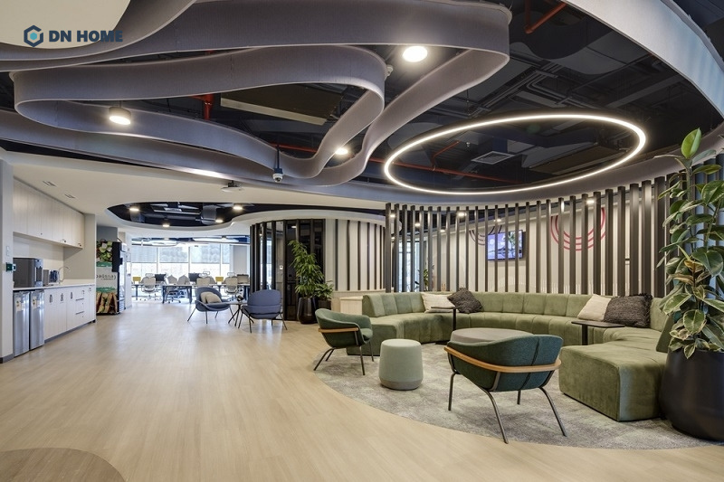 Pantry được bao phủ bởi sắc xanh mát, kết hợp cùng sofa cong mềm mại và trần nghệ thuật tạo điểm nhấn