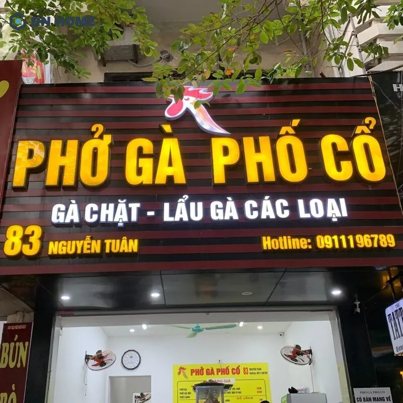 Thiết kế bảng hiệu quán phở ấn tượng bởi hệ thống chữ nổi tên thương hiệu