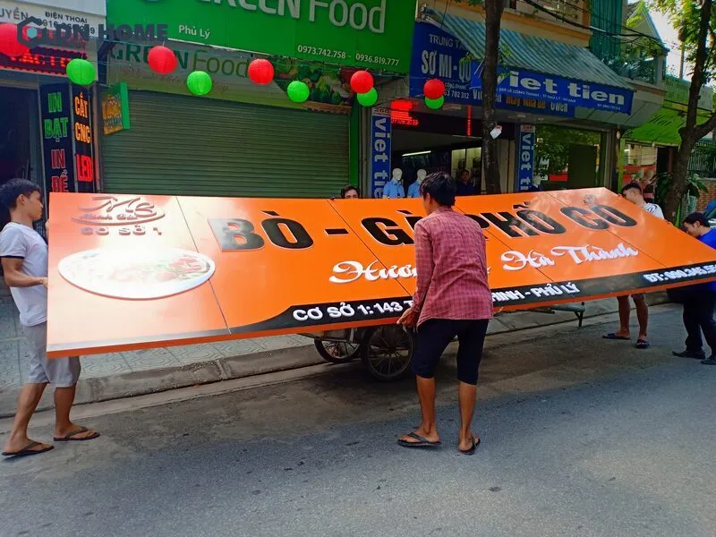 Quán phở lựa chọn tông màu cam - đen chủ đạo