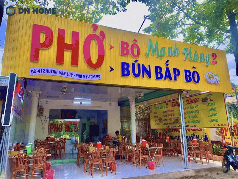 Tên món ăn được ghi lớn thu hút sự chú ý của khách hàng từ xa