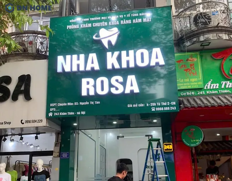 Phần chữ bảng hiệu có màu trắng nổi bật