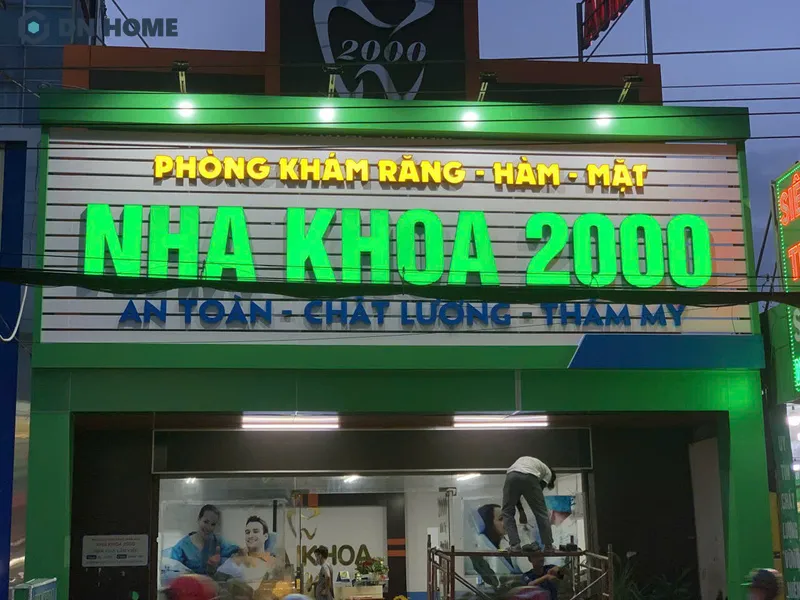 Chữ nổi mica có bề mặt sáng bóng, màu sắc tươi sáng