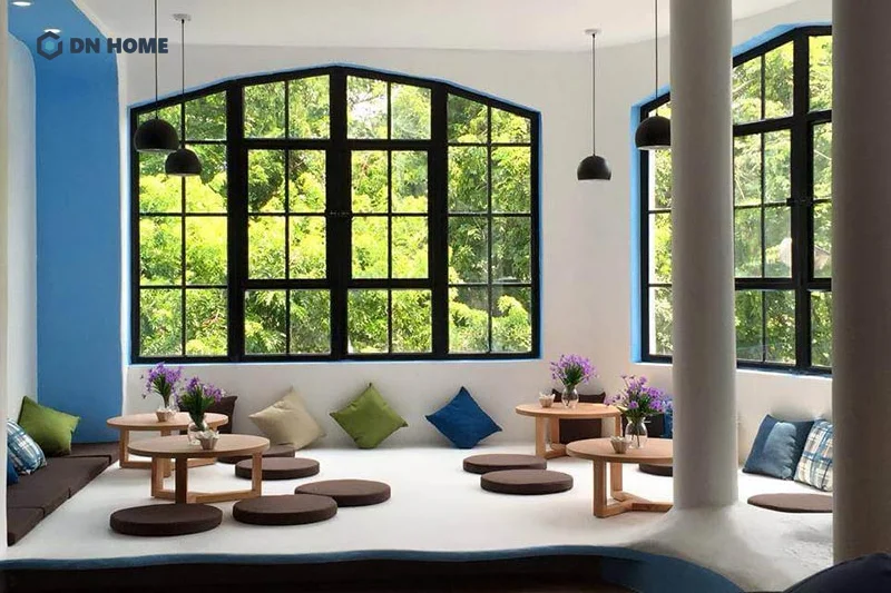 Mẫu bàn ghế ngồi bệt giúp tối ưu diện tích cho quán trà sữa, đặc biệt là các quán có không gian khiêm tốn