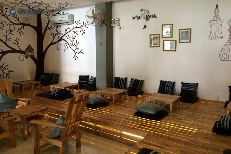 Quán trà sữa sử dụng bàn ngột bệt bằng gỗ pallet tạo nên không gian gần gũi, thân thiện và ấm cúng