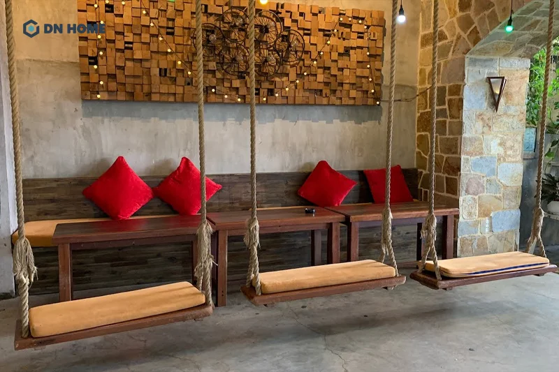 Quán trà sữa sử dụng kiểu xích đu treo trần thú vị, sáng tạo và tạo cảm giác thoải mái khi ngồi