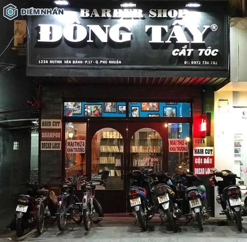 Bảng hiệu Đông Tây Barber Shop có thiết kế chữ nổi gây ấn tượng thu hút