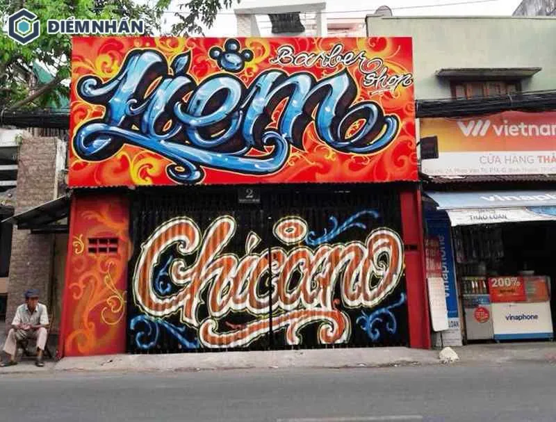 Bảng hiệu Hẻm Barber Shop được thiết kế theo phong cách graffiti đậm chất nghệ thuật