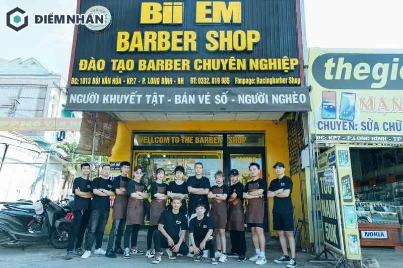 Bảng hiệu Bii Em Barber Shop phối màu thương hiệu vàng đen sang trọng