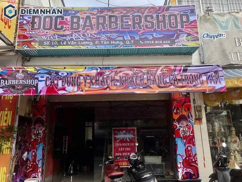 Bảng hiệu Độc Barbershop được thi công theo kiểu bạt căng thiết kế với hình ảnh thu hút
