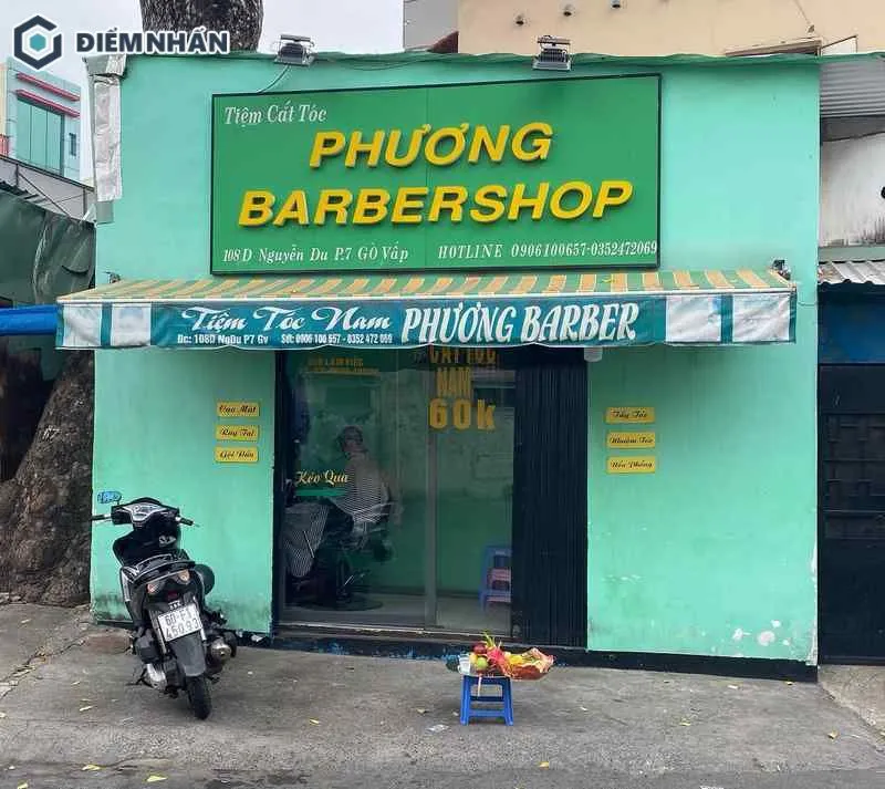 Bảng hiệu Phương Barbershop được thiết kế gọn gàng, bắt mắt