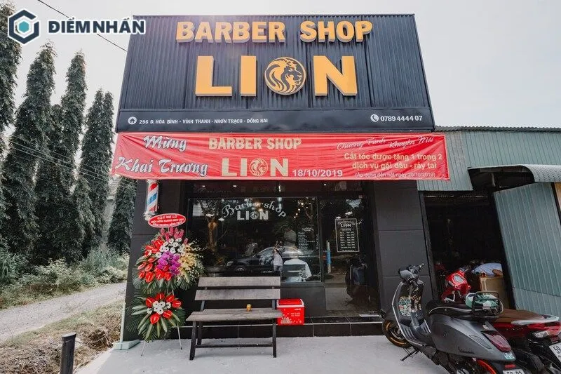 Bảng hiệu Lion Barber Shop được thiết kế với tên tiệm kết hợp logo độc đáo