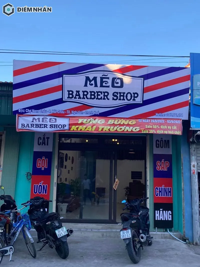 Bảng hiệu Mẽo Barber Shop bắt mắt với cách kết hợp màu sắc đan xen