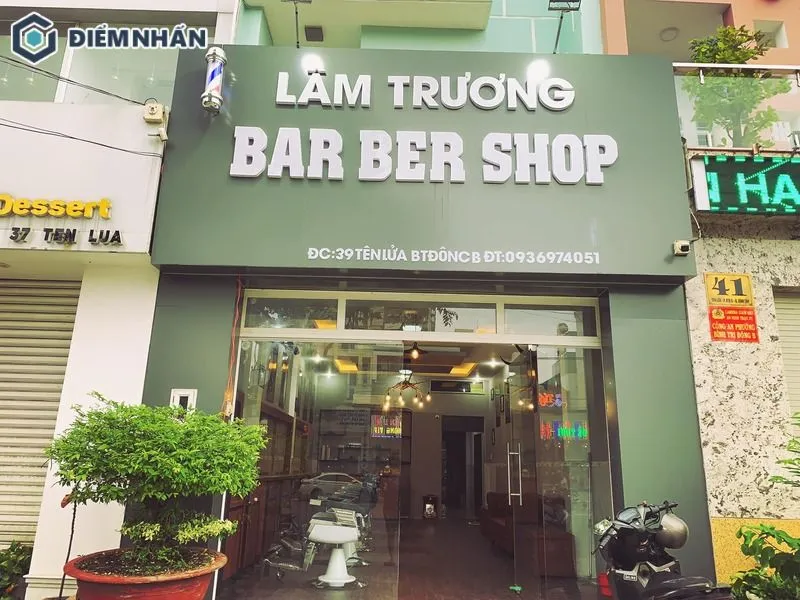 Tên thương hiệu nổi bật trên tông nền màu xanh rêu chủ đạo