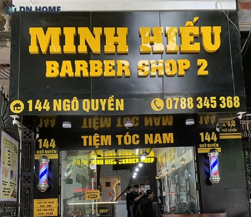 Bảng hiệu tiệm cắt tóc nam làm từ vật liệu mica có chi phí hợp lý