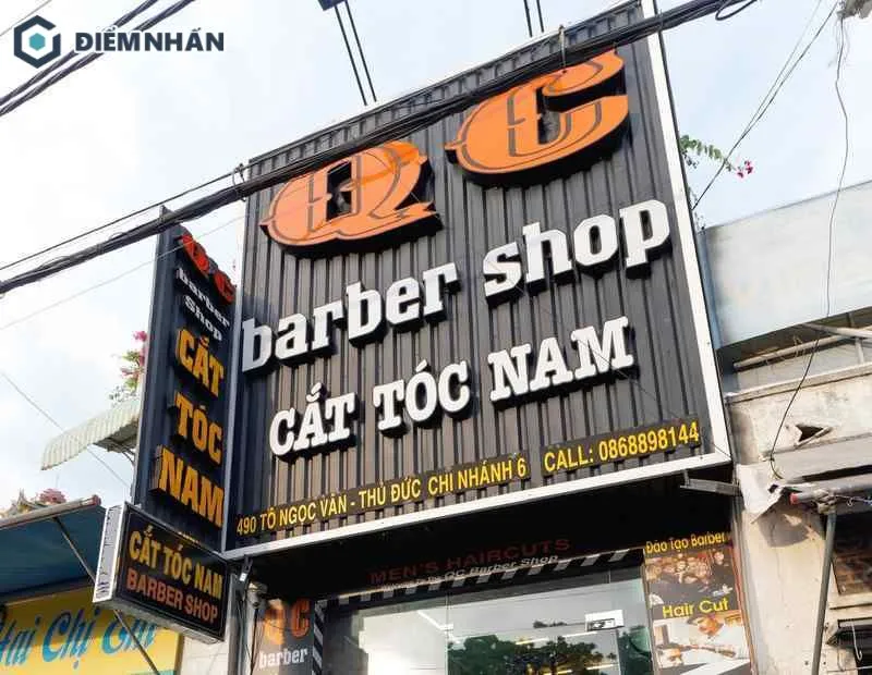 Tên tiệm tóc nam được ghi lớn tạo sự chú ý tới khách hàng