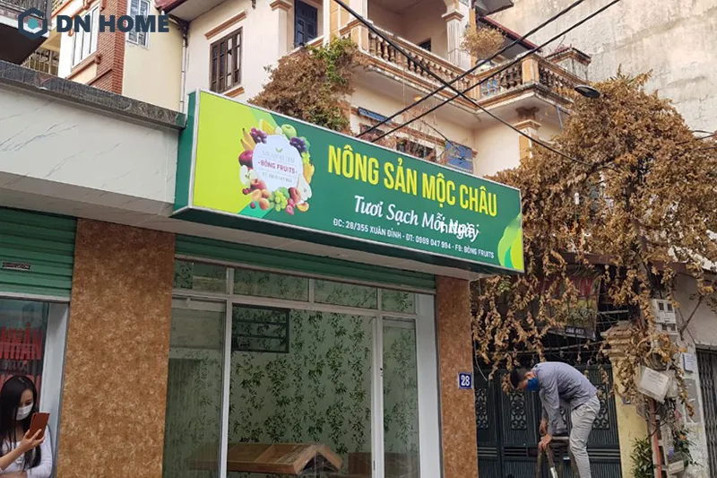 Vị trí biển hiệu nên đặt cao khoảng 2.5 đến 3m để khách hàng dễ dàng nhìn thấy