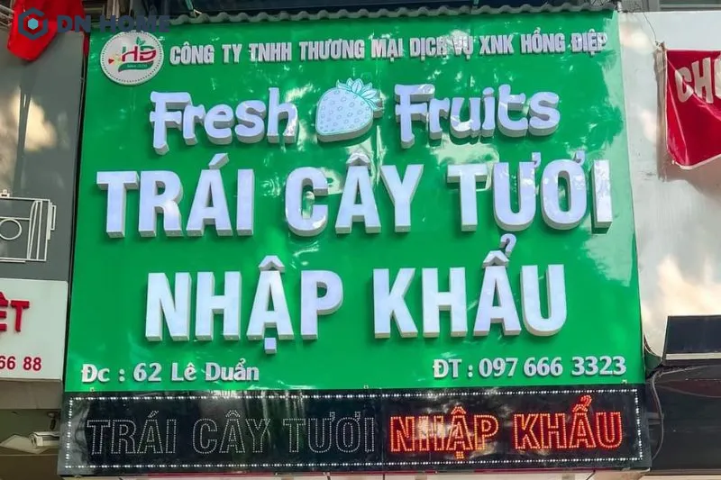 Ưu điểm xuyên sáng tốt nên bảng hiệu chữ nổi Mica thường được kết hợp thêm với đèn LED