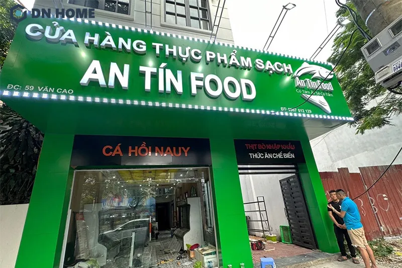 Độ bền cao, chịu được thời tiết khắc nghiệt là ưu điểm nổi bật của biển hiệu thực phẩm sạch