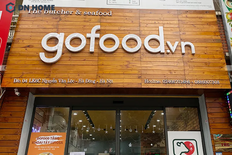 Bảng hiệu cửa hàng bằng gỗ mang đến cảm giác gần gũi với thiên nhiên, tạo liên tưởng thực phẩm sạch