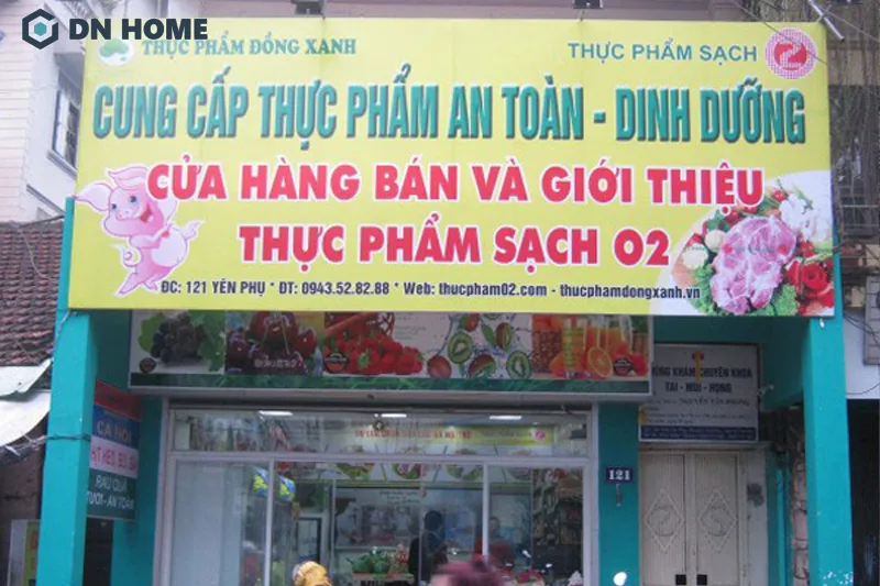 Mẫu bảng hiệu cửa hàng thực phẩm hiflex được thiết kế nổi bật với nền vàng và thông tin sắc nét