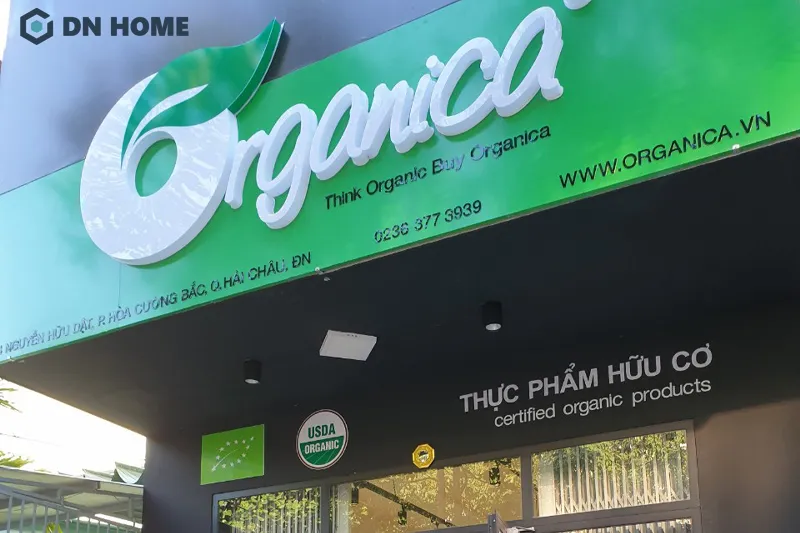 Cần thể hiện được thêm các thông tin phụ như địa chỉ, hotline, website trên bảng hiệu cửa hàng thực phẩm