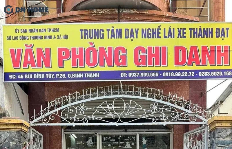 Bảng hiệu hiflex với thiết kế ấn tượng, kết hợp nhiều màu sắc để làm nổi bật nội dung