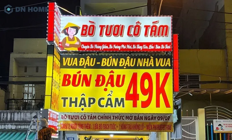 Bảng hiệu hộp đèn hiflex làm nổi bật mặt tiền cửa tiệm