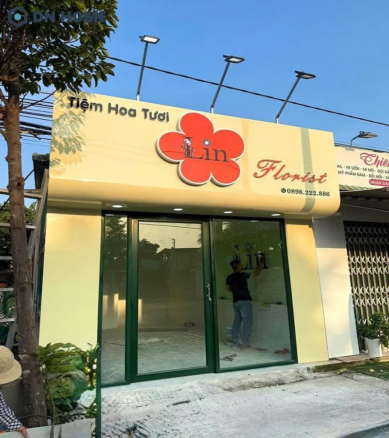 Mẫu biển hiệu shop hoa tươi với logo nổi bật