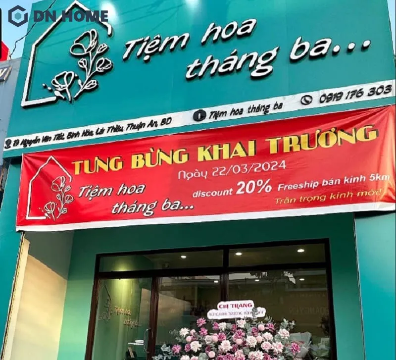Mẫu bảng hiệu shop hoa tươi đẹp, màu sắc đồng bộ với cửa hàng