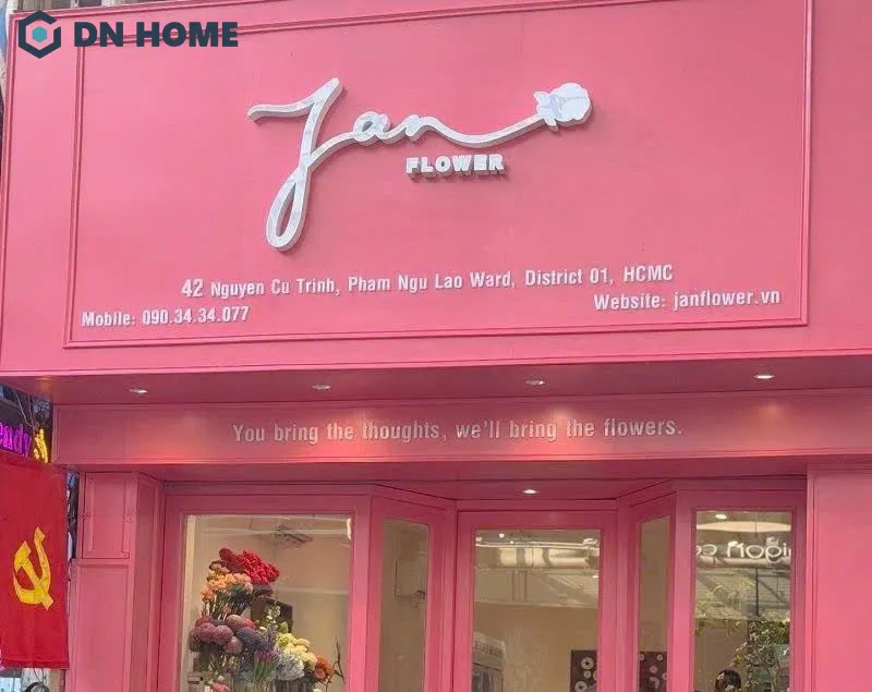 Biển hiệu shop hoa tươi với màu hồng nữ tính, nhẹ nhàng
