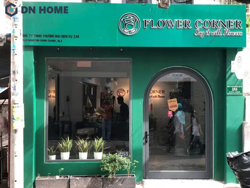 Mẫu biển hiệu shop hoa tươi nổi bật giữa phố với màu xanh đẹp mắt