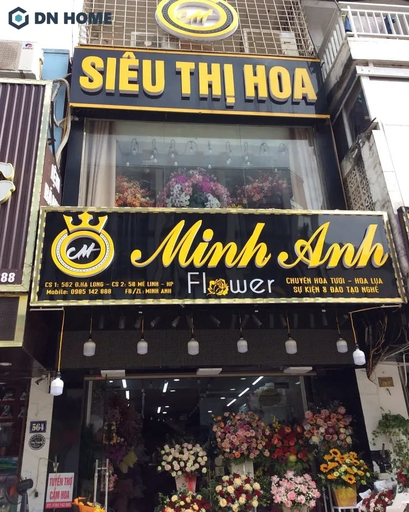 Mẫu biển hiệu shop hoa tươi với chữ vàng thu hút, dễ đọc, dễ nhìn