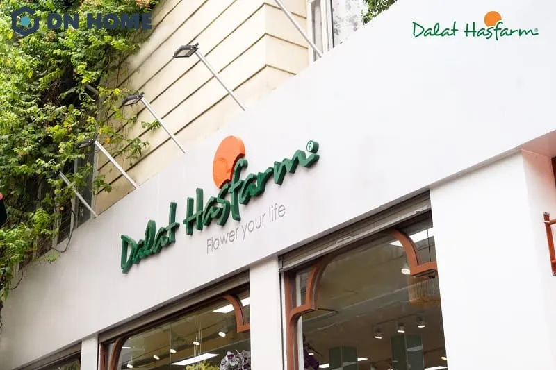 Bảng hiệu shop hoa tươi trang trí đơn giản nhưng vẫn dễ dàng khiến khách hàng nhớ tới