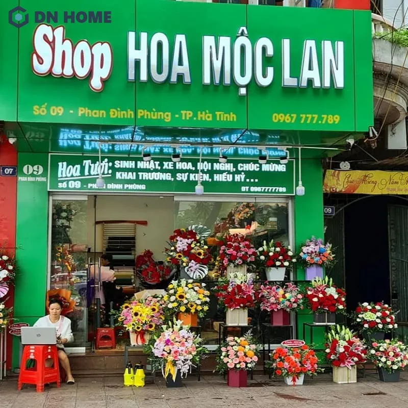 Thiết kế bảng hiệu shop hoa tươi với đầy đủ thông tin, giúp khách hàng dễ dàng liên hệ khi cần