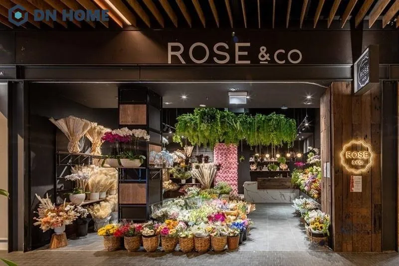 Lắp đặt biển hiệu shop hoa tươi ở những vị trí dễ thấy