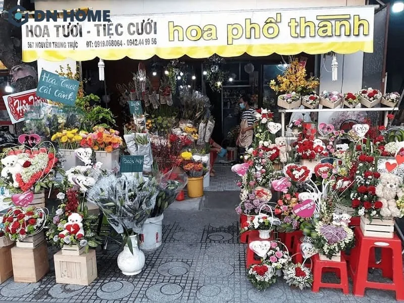 Biển hiệu shop hoa tươi làm từ bạt hiflex, dễ dàng thay đổi nội dung thường xuyên mà vẫn tiết kiệm chi phí